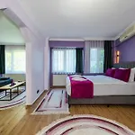 Cenova Hotel